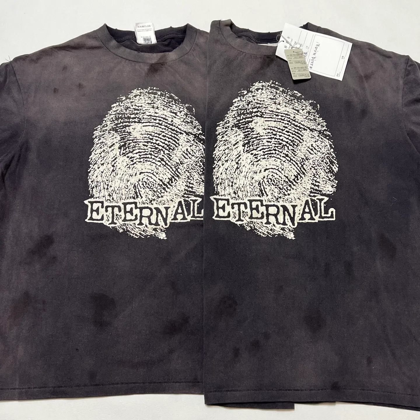 Comparison of printing proofs SAINT Mxxxxxx CHOSEN SS TEE/BLK Burst pattern/fingerprint printing Chosen Tee Washed black S-XL Look for cylindrical fabrics without side seams. Don’t buy open width fabrics anymore. It’s boring. Assute garment dyeing. The whole piece is sprayed with horse-hair spray. Re-spray the heavy parts to fade. The collar and cuffs are frayed. Many hangings are worn. Original consistent main mark/wash mark/with little angel anti-counterfeiting label
